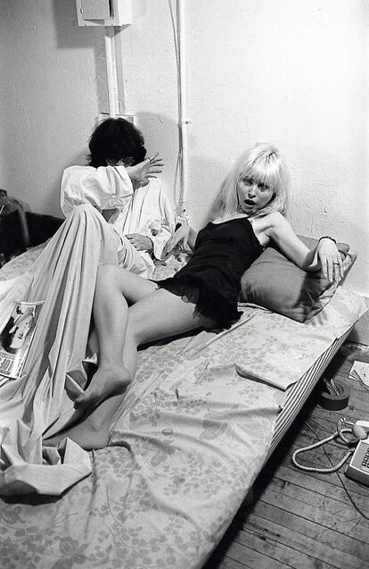 Con uno de sus grandes amigos, Joey Ramone, posando en la cama de Harry para ‘Punk Magazine’ en 1977.