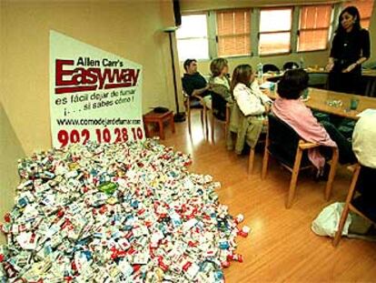 Lola Camacho, monitora de Easyway, imparte una charla para dejar de fumar, el pasado sábado.