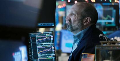 Un operador en la New York Stock Exchange (NYSE).