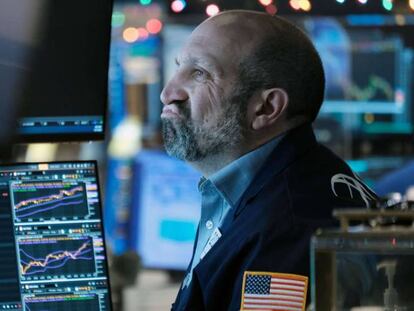 Un operador en la New York Stock Exchange (NYSE).