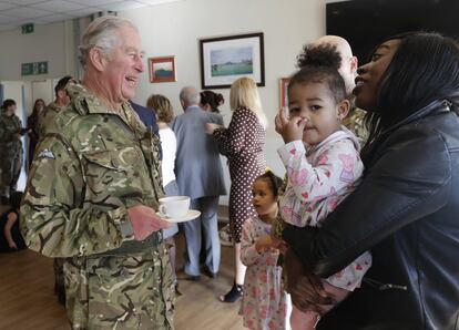 El Príncipe de Gales, saluda a la familia de Craig Mitchell, defensor del primer Batallón de Guardias galeses, tras su regreso de Afganistán, durante la entrega de la Medalla de Servicio Operativo en Afganistán, en Pirbright Camp (Inglaterra). El Príncipe de Gales es Coronel de la Guardia Galesa desde 1975.