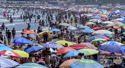 Gente en la playa de la Malvarrosa, en Valencia, el pasado 13 de agosto.