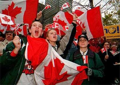 Partidarios del <i>no</i> ondean banderas canadienses en Montreal en el primer aniversario del referéndum de 1995.