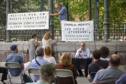 Jon Ander Etxebarria, decano del colegio de Biólogos de Euskadi, da una charla en el Boulevard de San Sebastián (Gipuzkoa) que cuestiona los criterios sanitarios actuales sobre la pandemia.