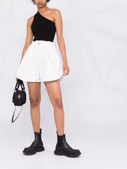 Estos shorts de poliéster de cintura alta y volumen de Alexander McQueen son perfectos para las que buscan prendas de estética vanguardista. 590€.
