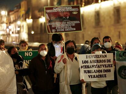 Una protesta de médicos jubilados, en julio en Ciudad de México