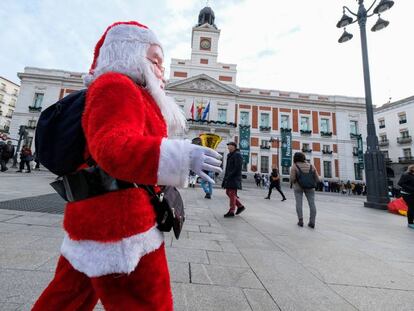 Un hombre disfrazado de Papá Noel en la Plaza del Sol de Madrid.