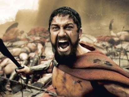 Fotograma de la película Los 300 con Leónidas empuñando la espada.