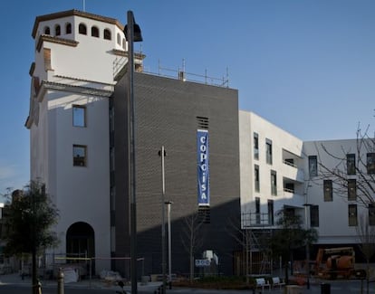 El nou Mercat del Guinardó fuig del volum monolític i obre un espai lliure.