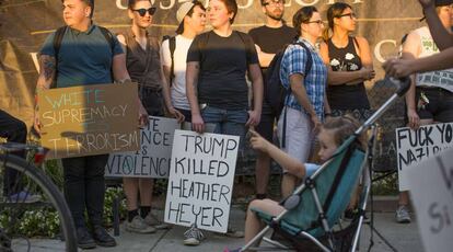 Manifestantes antisupremacistas en Pensilvania con esl&oacute;ganes como &quot;la supremac&iacute;a blanca es terrorismo&quot; o &quot;Trump mat&oacute; a Heather Heyer&quot; en referencia a la v&iacute;ctima de Charlottesville.