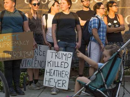 Manifestantes antisupremacistas en Pensilvania con esl&oacute;ganes como &quot;la supremac&iacute;a blanca es terrorismo&quot; o &quot;Trump mat&oacute; a Heather Heyer&quot; en referencia a la v&iacute;ctima de Charlottesville.
