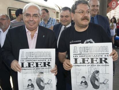 El presidente del Principado, Vicente Álvarez Areces (izquierda), y Paco Taibo II, ayer a la llegada del tren.