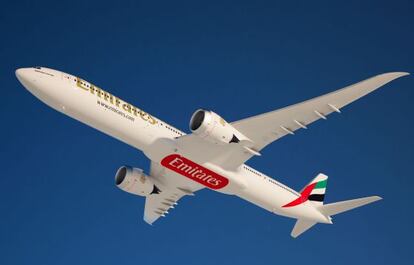 Una recreación del B777-9X con los colores de Emirates.