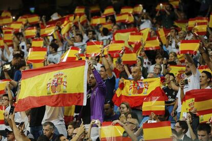 Los seguidores del Real Madrid muestran banderas españolas durante la celebración del encuentro.