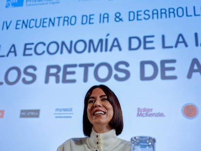La ministra de Ciencia, Innovación y Universidades, Diana Morant, durante la clausura de un acto de la Cátedra de Inteligencia Artificial de la Universitat de València. EFE/Biel Aliño