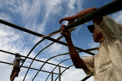 Un grupo de desplazados construyen una vivienda temporal en el municipio de Tanai, por el conflicto entre el Ejército de Independencia de Kachin (KIA) y el Gobierno de Myanmar.