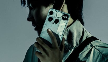 Chico utilizando el nuevo Nothing Phone (3)
