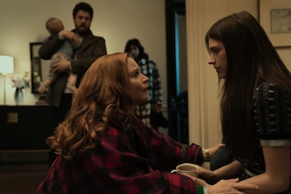 Lauren Ambrose y Nell Tiger Free, en el primer episodio de la tercera temporada de 'Servant'.