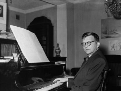 El compositor ruso Dmitri Shostak&oacute;vich, al piano en su casa a principios de los a&ntilde;os cincuenta.