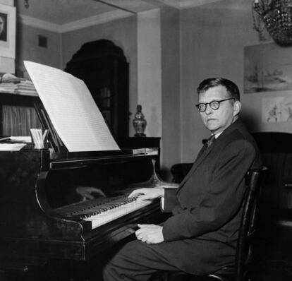 El compositor ruso Dmitri Shostakóvich, al piano en su casa a principios de los años cincuenta.