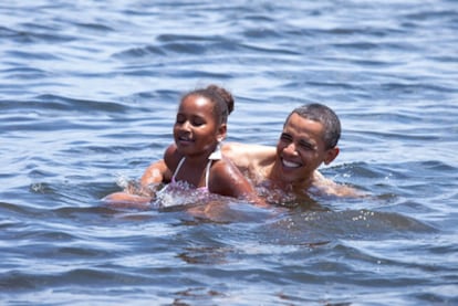 Obama y su hija Sasha se bañan en la playa de Panama City (Florida).