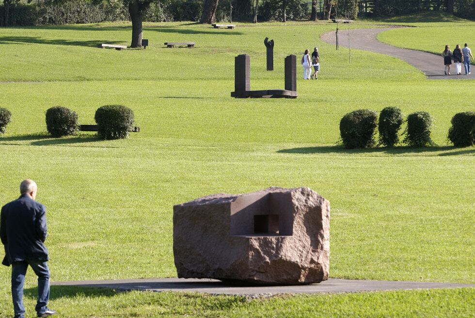 Paseantes en los exteriores del Chillida-Leku/ Jesús Uriarte.