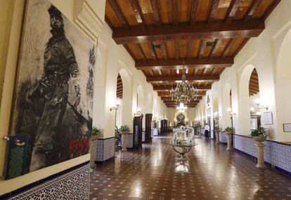 Un cuadro de Fidel Castro adorna el gran vestíbulo principal del hotel Nacional.