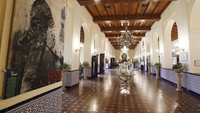 Un cuadro de Fidel Castro adorna el gran vestíbulo principal del hotel Nacional.