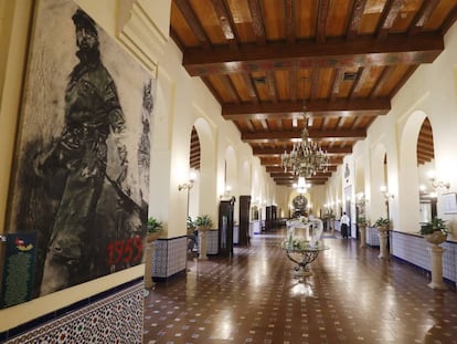 Un cuadro de Fidel Castro adorna el gran vestíbulo principal del hotel Nacional.