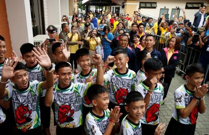 Visiblemente nerviosos, pero con una amplia sonrisa y muy agradecidos. Así han comparecido los 12 niños tailandeses y su entrenador este miércoles ante la prensa por primera vez para relatar su odisea dentro de la cueva de Tham Luang.