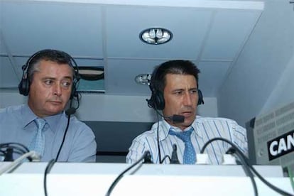 Michael Robinson (izquierda) y Carlos Martínez, en la cabina durante la retransmisión de un partido.