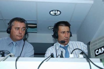 Michael Robinson (izquierda) y Carlos Martínez, en la cabina  durante la retransmisión de un partido.