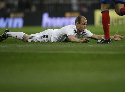 Robben inicia el partido con la electricidad que le caracteriza, recorriendo la banda derecha y tirando diagonales hasta conseguir el disparo. Pero continúa pecando de individualismo. En la imagen, en centrocampista holandés se queja en el suelo por una falta.