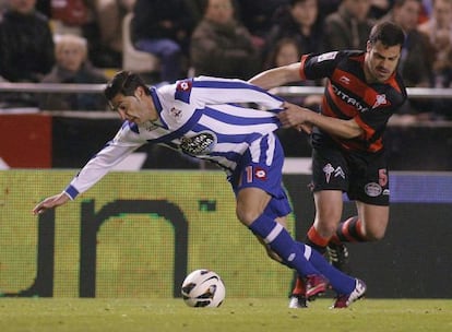 Deportivo forward Riki (l) is manhandled by Celta&rsquo;s Andr&eacute;s T&uacute;&ntilde;ez in a Liga game on May 15.