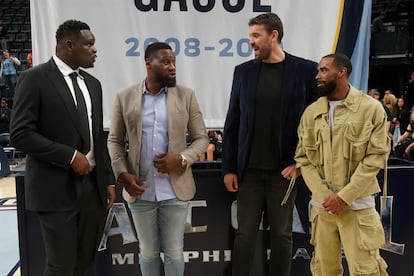 De izquierda a derecha, Zach Randolph, Tony Allen, Marc Gasol y Mike Conley este sábado, en Memphis, tras la ceremonia de retirada de la camiseta de Gasol.