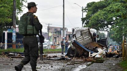 Un agente, este sábado frente a una estación de policía, en Santander, Colombia.