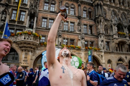 Un forofo del equipo escocés se tira cerveza en la cara, antes del primer partido del campeonato europeo en Múnich.