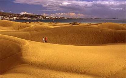 Las dunas de Maspalomas son el principal atractivo turístico del sur de la isla de Gran Canaria, 403 hectáreas de una reserva natural protegida y bordeada por largas playas ideales para caminar.