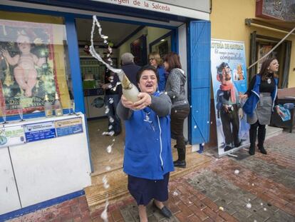 La vendedora de una administracción de loteria celebraba con cava un premio en sorteo de Navidad del año pasado.