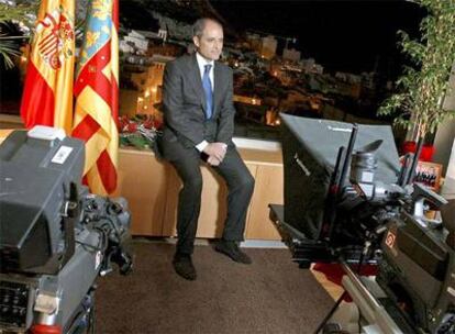 El presidente del Consell, Francisco Camps, antes de iniciar el discurso en Alicante.