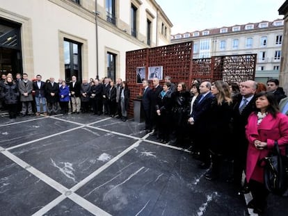 Un momento del homenaje celebrado en el Parlamento vasco a los asesinados Fernando Buesa y Enrique Casas.