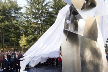 El monumento que evoca el escudo de Vigo, inaugurado ayer por el alcalde, Abel Caballero (en primer término, a la izquierda).