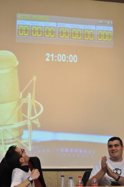 Los locutores Fernando Carruesco y Sergio Brau, en el momento de conseguir 60 horas en antena.