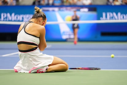 Sabalenka reacciona tras lograr la victoria ante Anisimova, este sábado en la Arthur Ashe.