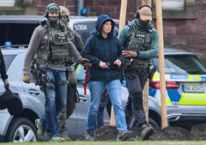 La antigua terrorista Daniela Klette, de 65 años, es trasladada a la Fiscalía este jueves, en Karlsruhe.