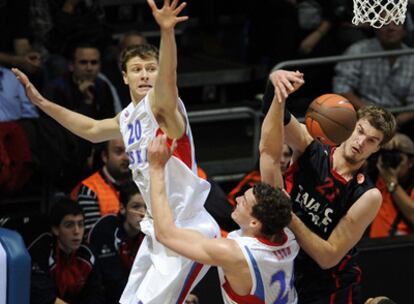 Splitter pugna por un rebote con dos jugadores del CSKA.