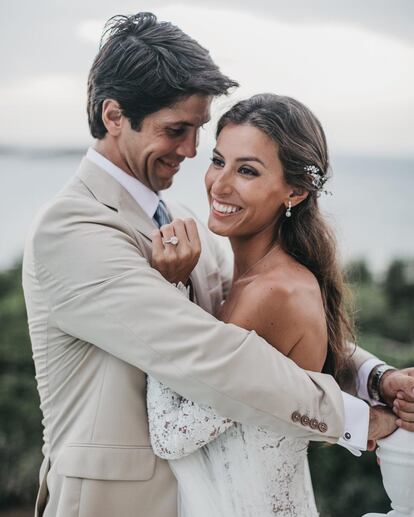 Cuatro años después de conocerse, Ana Boyer, hija de Miguel Boyer e Isabel Preysler, y el tenista Fernando Verdasco, se casaron en una boda celebrada en una isla del Caribe, Mustique, en diciembre de 2018. La pareja dio la bienvenida a su primer hijo el pasado mes de abril.