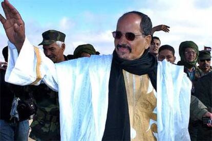 El líder del Frente Polisario, Mohamed Abdelaziz, saluda al público durante el desfile de ayer en Tifariti.