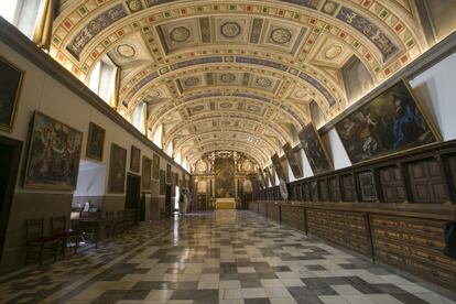 Sacristía del Monasterio, con el altar al fondo y las pinturas de Claudio Coello que decoran sus paredes.