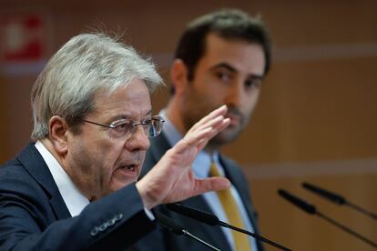 El comisario de Economía, Paolo Gentiloni, comparece ante la prensa en Madrid, ante la mirada el ministro de Economía, Carlos Cuerpo.